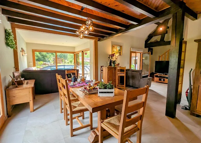 Spacieuse Avec Balcon Et Acces Piscine Chauffee - Fr-1-589-701 *